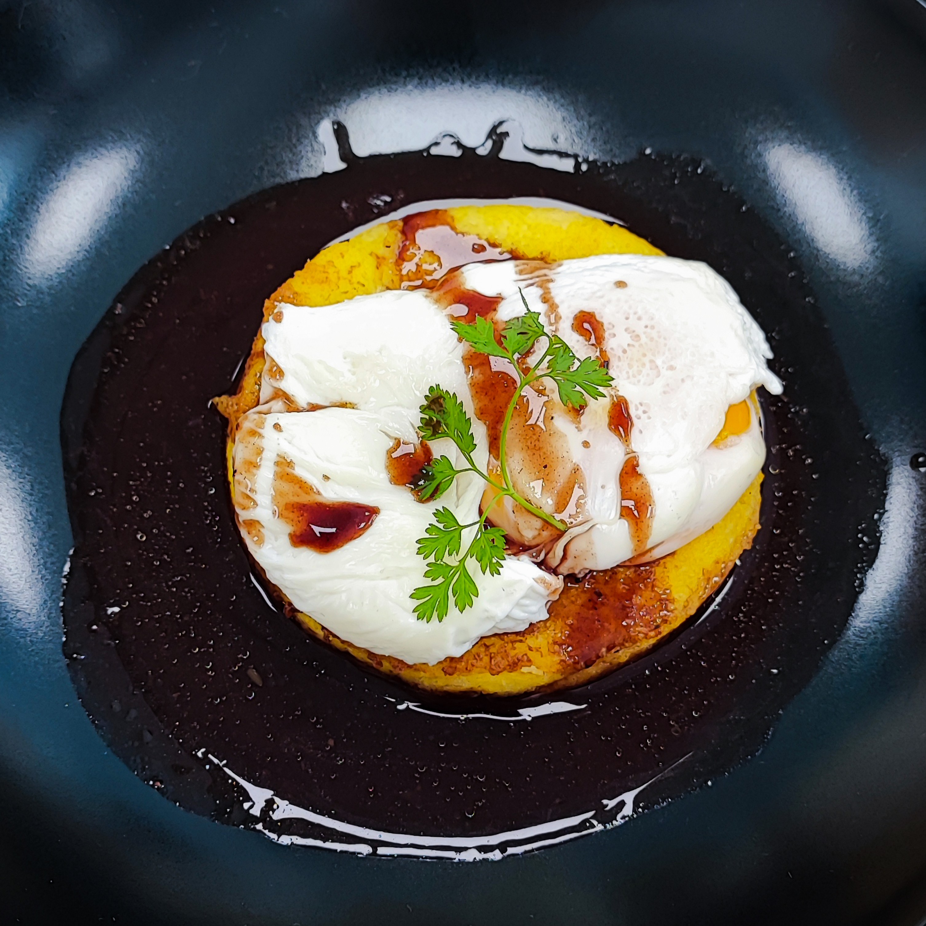 L'Oeuf poché sauce marchand de vin sur sa polenta parfumée