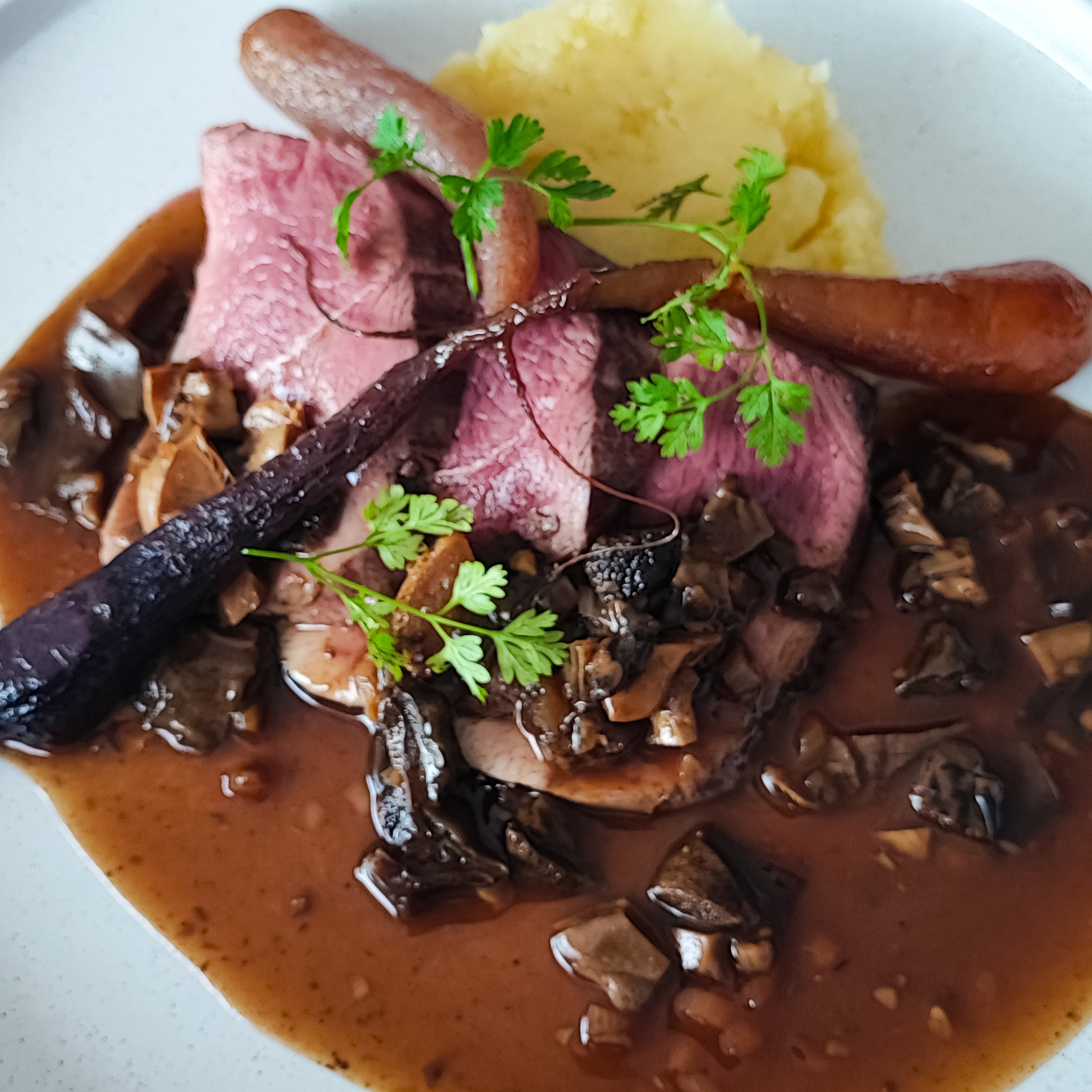 Le Magret de Canard Sauce Forestière et son écrasé de Pommes De Terre, accompagné de ses Mini Carottes Glacées