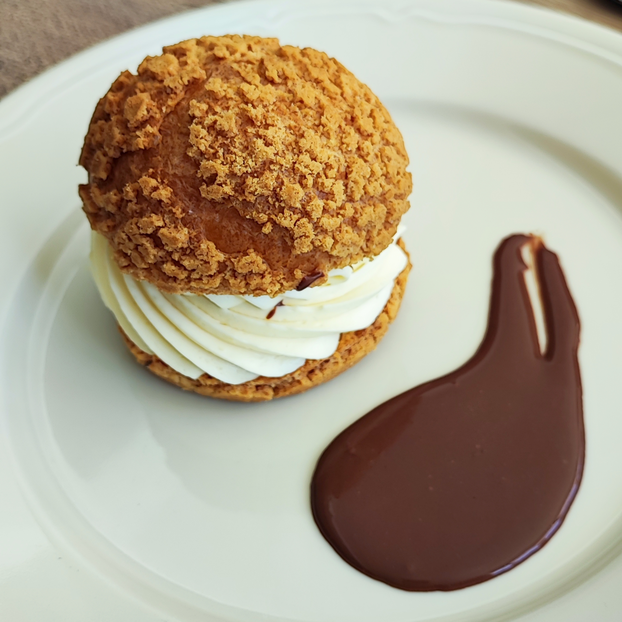 Le Chou Craquelin et sa crème Diplomate accompagné de sa sauce au chocolat